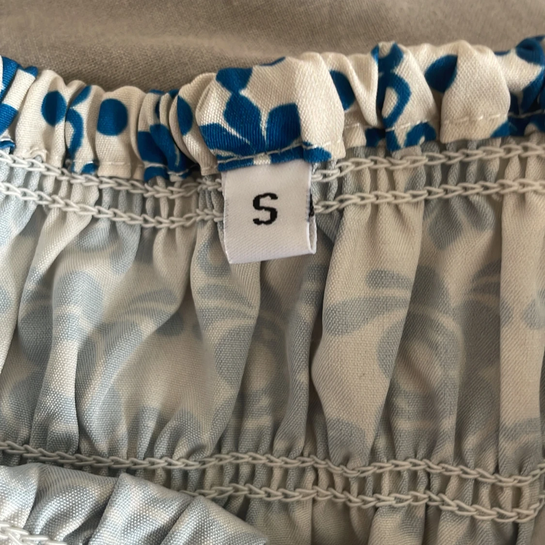 Vit topp med blå detaljer - 3