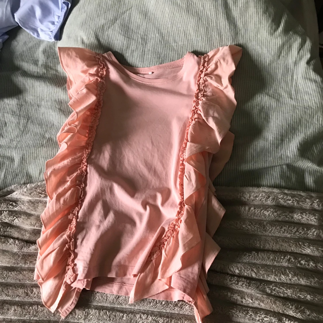 Rosa volangblus med kort ärm