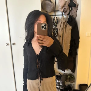 Svart blus med snörning - Svart linneblus med snörning detaljer ❤️