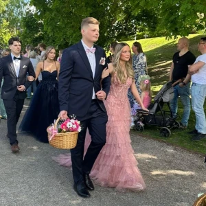 Rosa balklänning med volanger - Säljer en magisk lång rosa balklänning med glittrande tyg, djup v-ringning och smala axelband. Klänningen har flera lager volanger i kjolen och korsettliknande detaljer. Perfekt för bal! Skriv vid frågor 💖