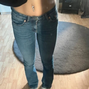  Lågmidjade bootcut jeans - Säljer ett par klassiska lågmidjade jeans i blå denim. De är bootcut, fem fickor och låg midja. Jättebra nu till höst/vintern! Jag säljer då jag har andra och dessa är nästan för liten för mig🥰 storleken är Xxs short men är bra i längden på mig som är 160cm 