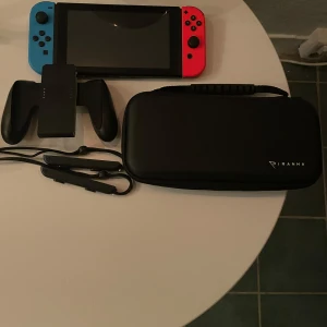 Nintendo Switch - Säljer mitt Nintendo som jag haft i ca 2 månader men känner inte att det passar mig. Köpte det helt nytt från affären så det är inga repor, sprickor eller liknande. Extra kontroller samt laddare, fodral och omvandlare till tv:n förekommer. Hör gärna av dig vid fler bilder samt prisförslag. 