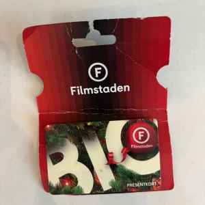 Filmstaden Presentkort (funkar tills den 12 augusti 2025) - Presentkort till Filmstaden laddat med 150 kr, inköpt 2023-12-08. Perfekt för dig som älskar bio och vill se de senaste filmerna med vänner! Kortet gäller på alla Filmstadens biografer och är giltigt i 2 år.