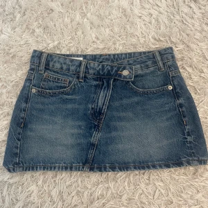 Skitsnygg jeanskjol från zara - Säljer denna då jag har alldeles för många jeanskjolar och denna aldrig kommer till användning❤️