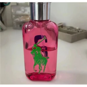 Rosa parfym från Ralph Lauren - Luktar super gott! Får inte användning för den längre! Ungefär hälften kvar av parfymen! Hör av dig om du undrar något 💓