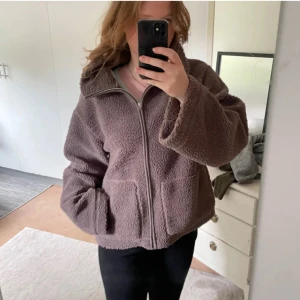 Brun teddyjacka  - Super fin teddyjacka, mycket bra skick! Jag har vanligtvis S/M i jackor men denna som är i XL funkar bra ändå (den är bara lite oversize och mysig) hör av dig vid frågor! (Ny pris 300 kr) ❤️