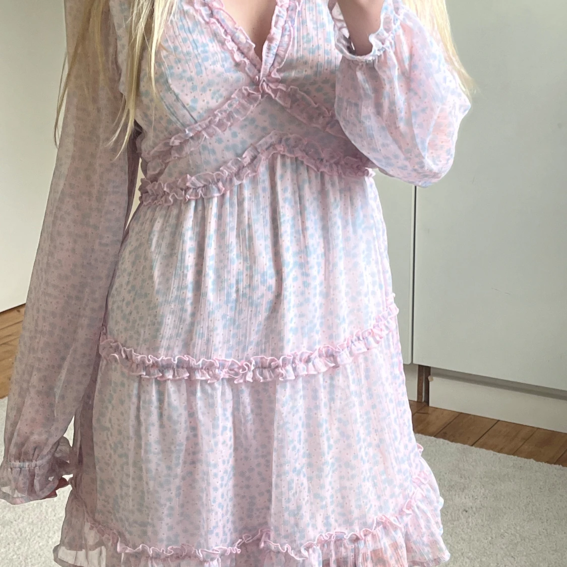 Pastellblommig kortklänning med volanger från Bikbok