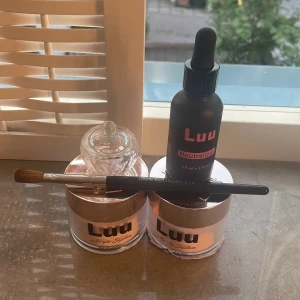 Luu nails starter kit - Säljer en Acryl borste i svart och silver med äkta Kolinsky-borst, samt två burkar acryl från Luu Acrylic System och en flaska Luu Neutralizer med pipett. De två acryl pulverna är i färgerna, frosty pink & bubblegum pink. Pris kan såklart diskuteras!💓😽