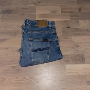 Blå jeans från Nudie Jeans - Säljer ett par nudie jeans grimtim 32/32 mycket bra skick! Jag är 180