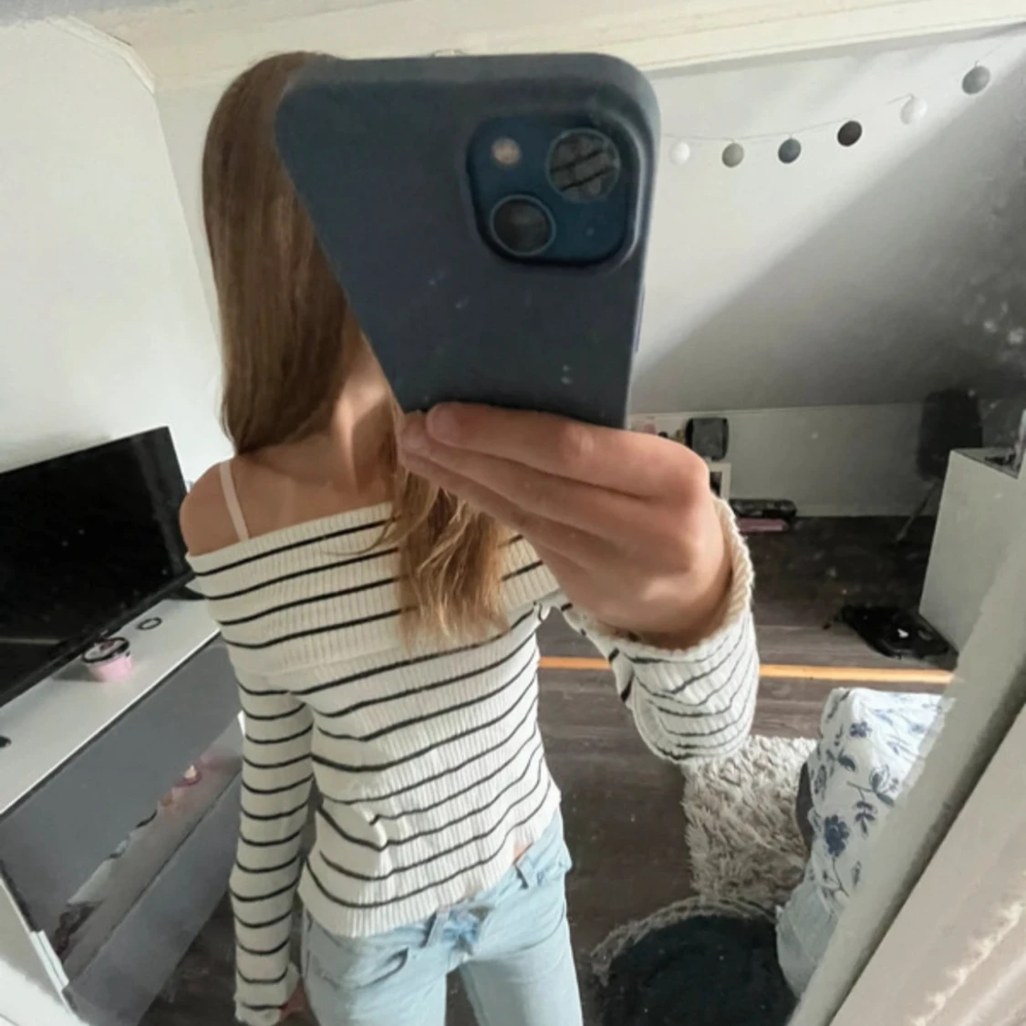 Randig offshoulder tröja i vitt - 1