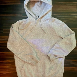 Grå hoodie från H&M XS - Mysig ljusgrå hoodie från H&M i relaxed fit. Tröjan har huva med snörning, magficka och långa ärmar med ribbade muddar. Perfekt för chill dagar eller när du vill ha en enkel och stilren look. Pris kan diskuteras 