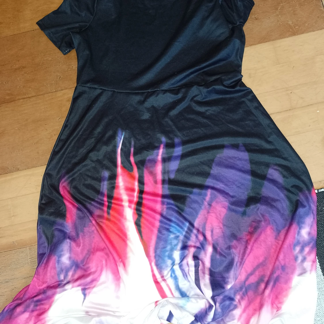 Svart klänning med färgstark print