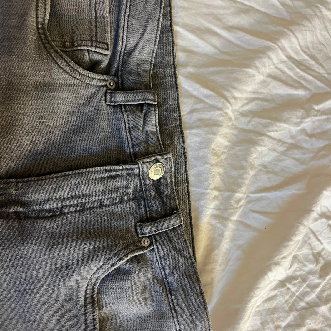 Grå bootcut jeans med låg midja - 1