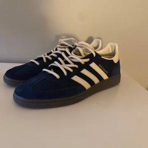 Blåa adidas spezial - Ett par helt oanvända adidas spezial i strl 45 men passar även 44, dem är blåa med en grå sula, man får även med blåda snören om man vill, stilrena skor