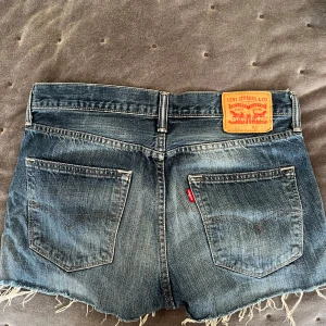 Levi's jeansshorts  - Snygga blå jeansshorts från Levi's!! Perfekta för sommaren🌸🌸🌸❤️❤️❤️