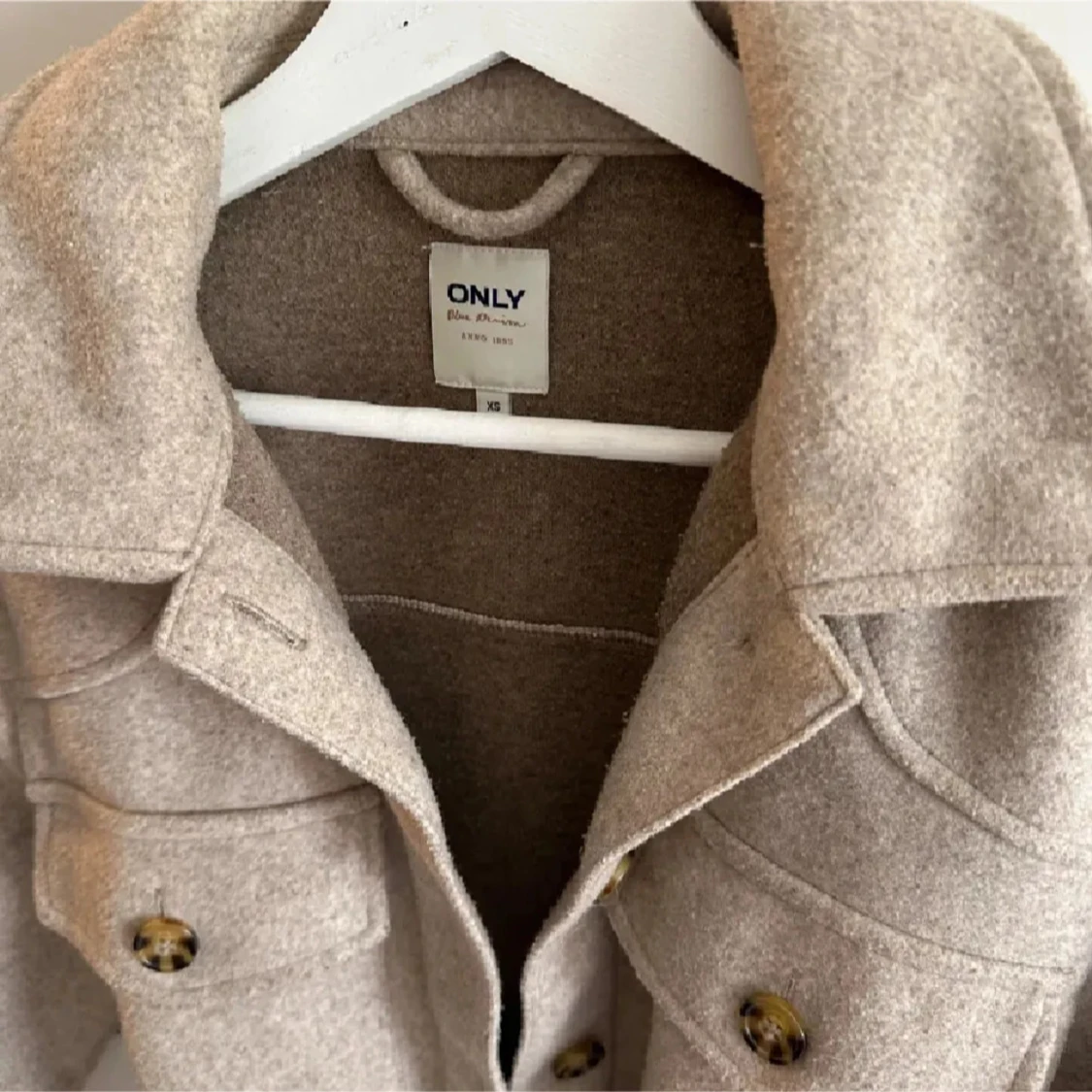 Beige overshirt med bälte från ONLY - 2