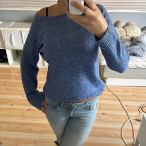 Blå stickad  - Mysig blå stickad tröja med långa ärmar. Tröjan har en avslappnad passform och bred ribbad mudd vid ärmslut och nederkant. Perfekt att styla med jeans för en chill look. Från Vero Moda i strl S/XS
