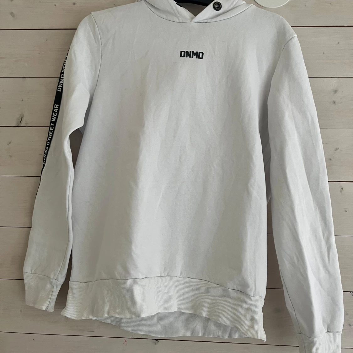 Vit hoodie från Denim Day med tryck