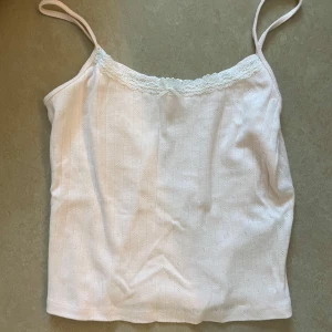 Ljusrosa linne - Helt oanvändt ljusrosa linne med rosett💕stoleken är 158/164 men passar som XS/S