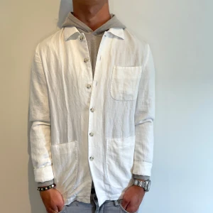 Riley Overshirt - Snygg och stilren perfekt för sommarn | Strl - S | Skick 10/10 | Nypris - ca 1300kr | För ytterligare frågor är det bara att skriva 🦅