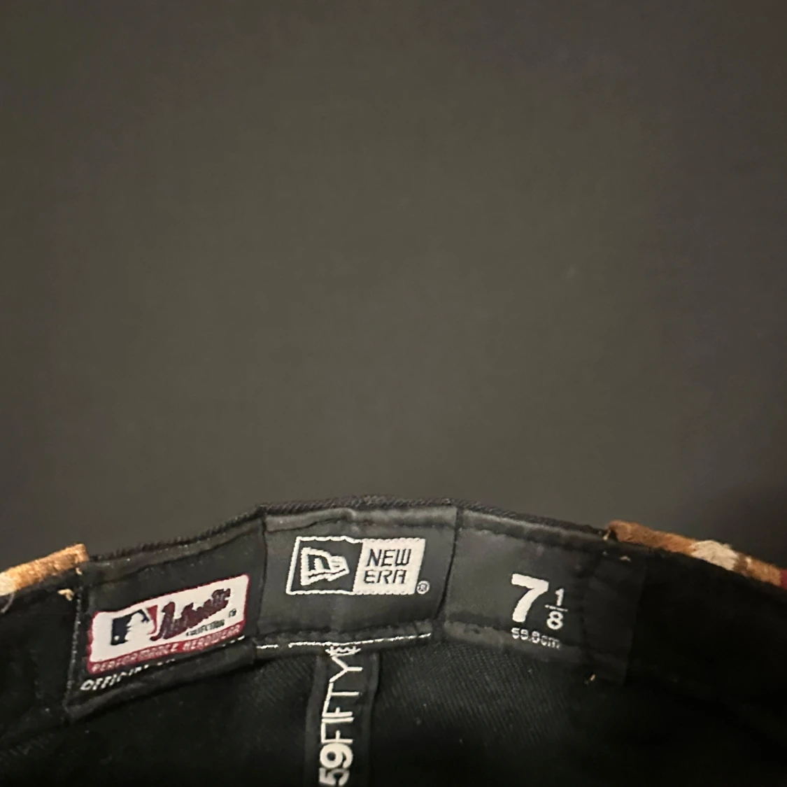 Svart NY keps med broderade motiv - 4