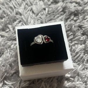 Pandora ring - En ny och oanvänd Pandora ring i storlek 52cm. Den kom inte till andvändning och den kostar originellt 999 men jag säljer min helt nya för 799. Fråga ifall du har en fundering