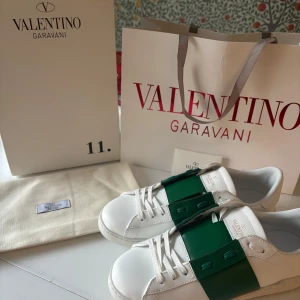 Valentino open skor - Tjena säljer dess eftertraktade gröna valentinoskor perfekta till sommaren! Skorna är i nyskick och knappt använda! Vad som medföljer: skorna, boxen, shopping bag, dustbag, valentino kort. Pris kan diskuteras vid snabb affär!