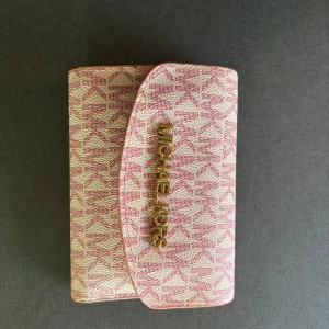 Rosa plånbok  - Rosa plånbok köpt utomlands inte äkta MK 