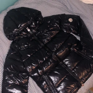 Moncler Maya - Säljer denna moncler maya på grund av att den inte används längre. Den är mycket bra skick och använd två gånger, jag har fler bilder så hojta till om du undrar något! Rätt säker på att den är äkta, scan funkar och taggsen ser bra ut.
