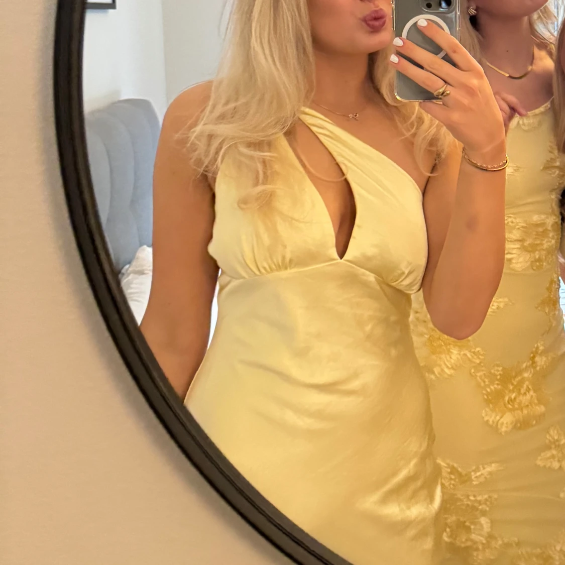 Ljusgul sidenklänning - 2