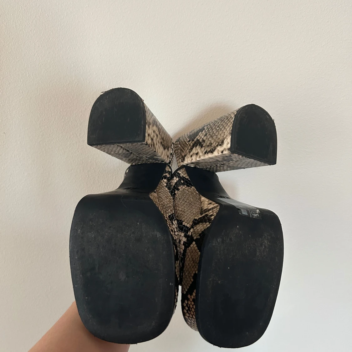 Ormskinnsmönstrade platåklackar H&M - 4