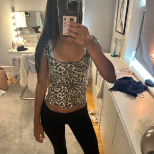 T-shirt  - Leopardtshirt från Nelly