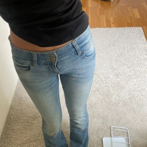 Low waist bootcut jeans  - Ljusblå lowwaist bootcut jeans från bershka💗 Storlek 34, super bra skick💗💗