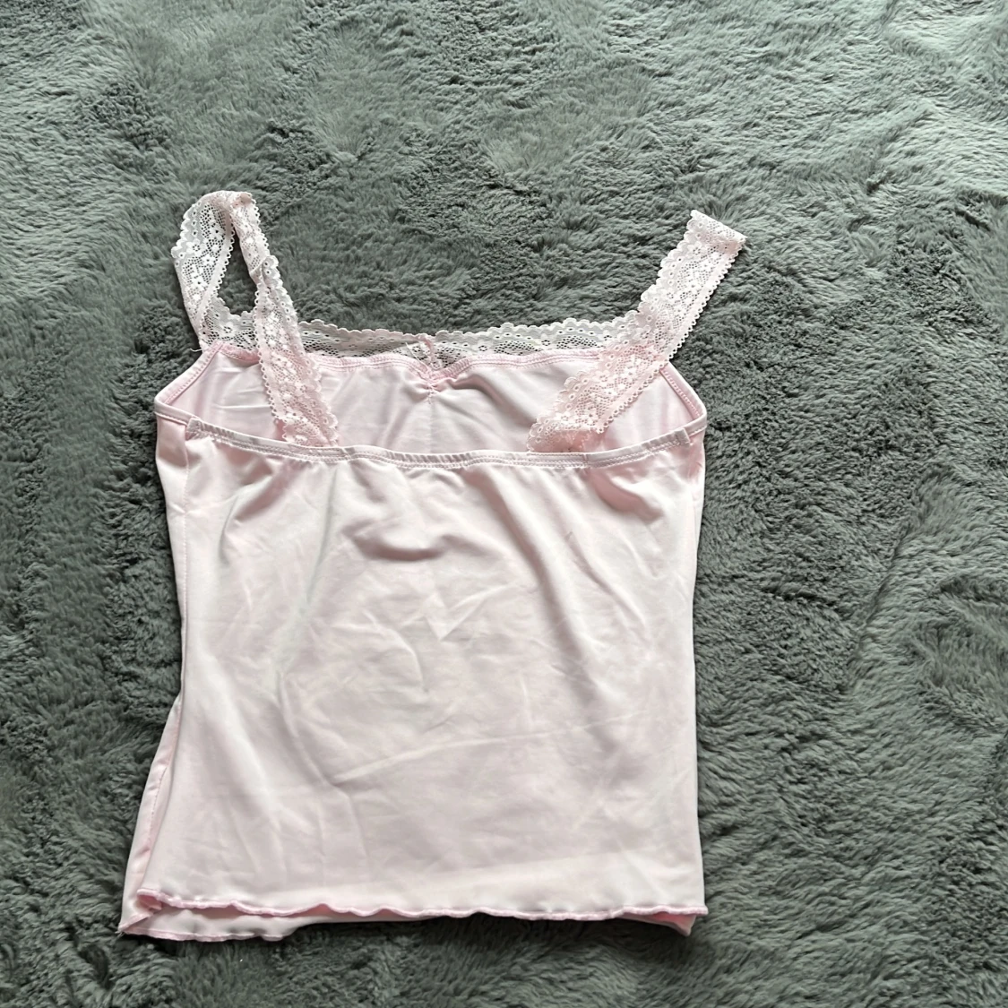 Ljusrosa linnetopp med spets från SHEIN - 1