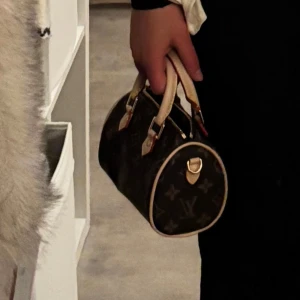 Monogram väska  - Brun/beige monogram väska. Supersöt och är i väldigt bra skick