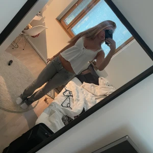 Vit nelly linnetopp - Sååå gullig vit topp som passar perfekt för sommar, fest eller skola🥰Storlek xs