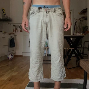 Beiga croppade byxor från Milat XL - Beige cropped trousers. A drawstring is built into the waistband. Soft cotton, comfortable & relaxed fit.
