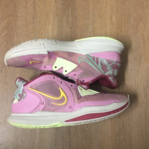 Kyrie 5 low - Nike Kyrie 5 low. Har tyvärr inga snören. Har använt de ganska länge men det är inget fel på dem 
