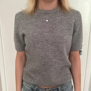 Grå stickad kortärmad tröja Zara - Supermjuk grå stickad tröja från Zara. Perfekt till jeans eller kjol🩷Använd fåtal gånger därmed nyskick☺️köptes för 300. Pris går att diskutera vid snabb affär