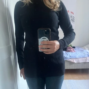 Svart tröja från & Other Stories - svart lång tröja från & Other Stories i mjukt material. Tröjan har lång ärm och  slim passform som sitter snyggt mot kroppen. Om ni har frågor är det bara att skriva💕💕