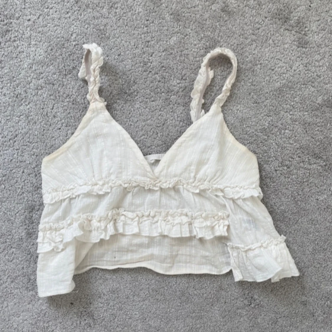 Vit volangig linnetopp med smala axelband - 1