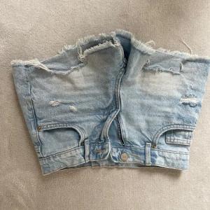 Ljusblå Zara shorts  - Så snygga jensshorts från Zara barnavdelningen 💕💕 knappt använda .