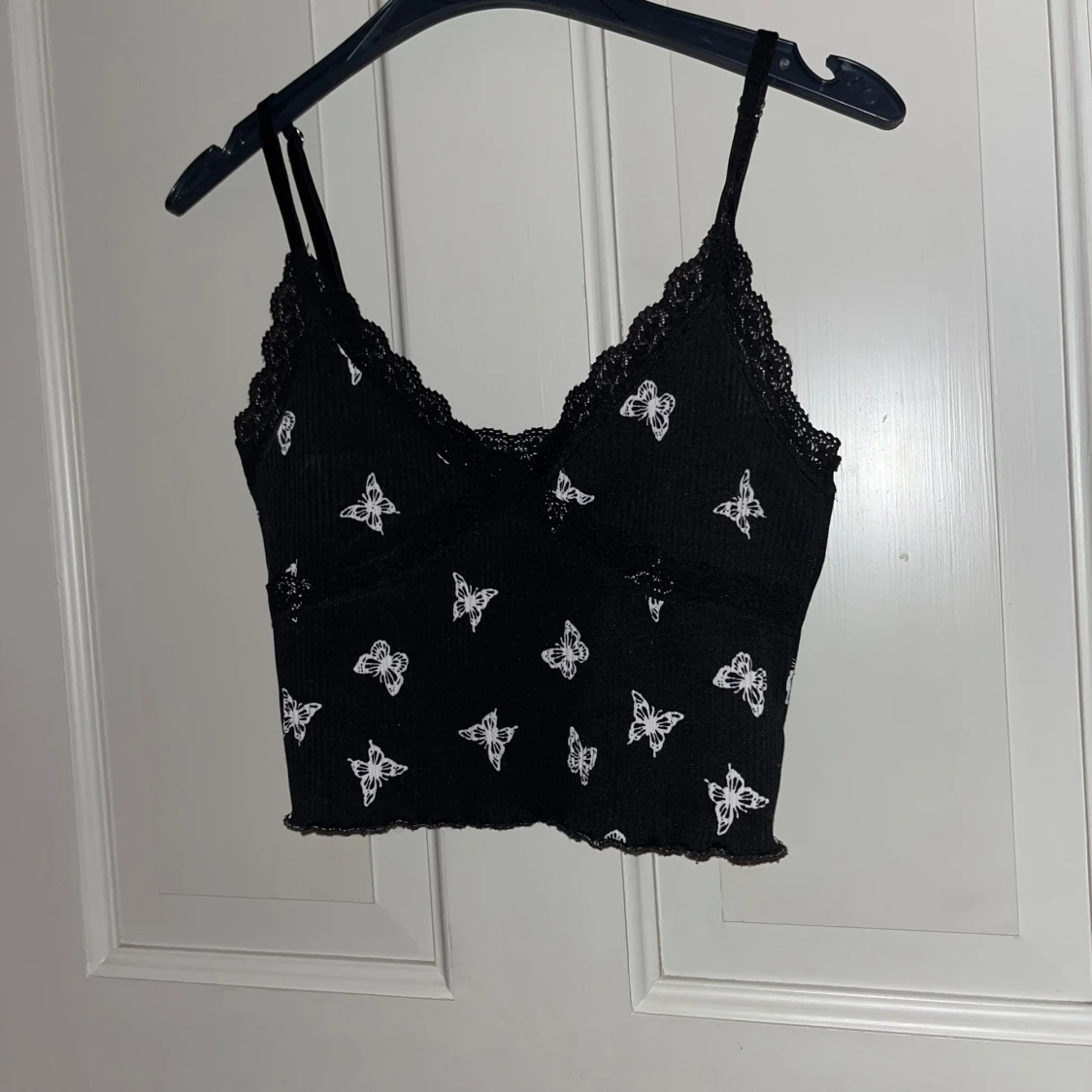 Svart linnetopp med fjärilar och spets - 2