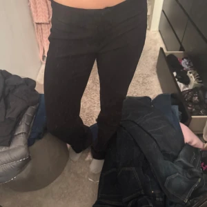 Svarta raka kostymbyxor - Snygga svarta kostymbyxor med rak passform och klassisk midja. Byxorna har en stilren look och passar perfekt till en dressad outfit. Materialet känns mjukt och följsamt, vilket gör dem bekväma att bära hela dagen.