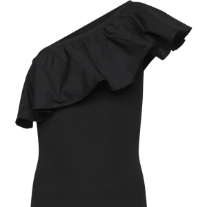 Svart oneshoulder topp med volang - Snygg svart oneshoulder topp med stor volang längs halsringningen. Toppen är tight och har en cool asymmetrisk design som sticker ut. Vet tyvärr inte vart den är ifrån men den har inga defekter 💞💞