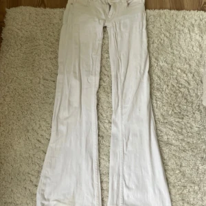 Vita Lågmidjade jeans  - Säljer mina favorit jeans som tyvärr inte passar längre. Köpte de på sellpy och sydde de lågmidjat (det är inte proffesionellt gjort så vet inte hur säkert det är mellan benen). Sista bilden visar hur de ser ut mellan benen, och en liten fläck😇