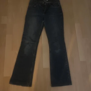 Mörka bootcut jeans från Gina tricot  - Snygga mörkblå bootcut jeans från Gina tricot. Klassisk femficksmodell med raka ben som släpper ut lite nertill. Jeansen har en cool tvätt och är tillverkade i robust denim. Perfekta för dig som gillar en tidlös och avslappnad stil.