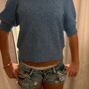 Blå stickad tröja vero moda  - En jättefin blå stickad tröja från vero Moda som är super mjuk och i jättebra skick. Den är nästan aldrig använd så inga defekter💕