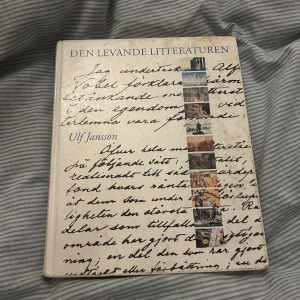 Den levande litteraturen - Upptäck litteraturens värld med denna bok! Omslaget pryds av handskriven text och bilder från olika epoker, vilket gör den perfekt för dig som vill utforska berättelser och historia på ett inspirerande sätt.