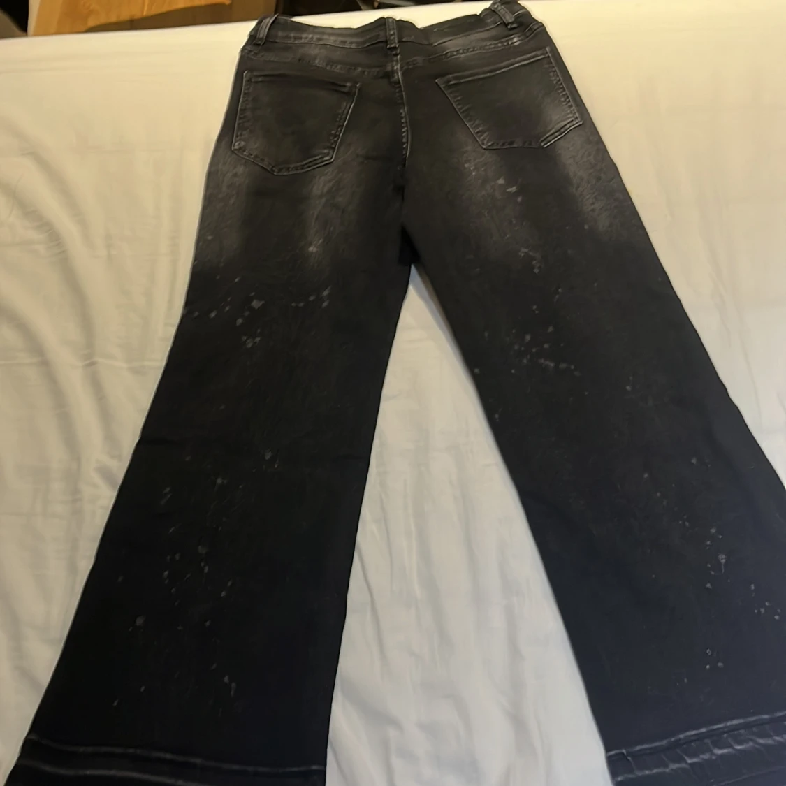 Svarta flared jeans från Gurbaks - 1